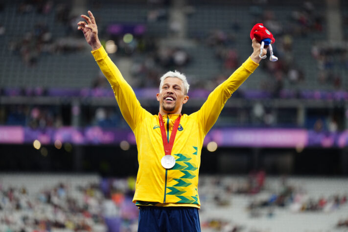 Aser Mateus brilhou nas Paralimpíadas de Paris 2024 ao conquistar a medalha de prata no salto em distância da classe T36. O atleta brasileiro alcançou a marca de 5,76 metros, e só foi superado pelo atleta neutro Evgenii Torsunov, que fez 5,83m e ficou com o ouro.