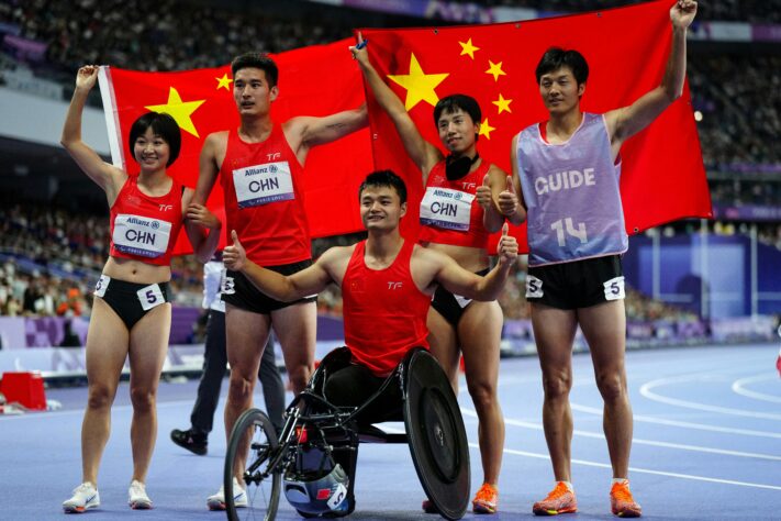 1º lugar - China - 94 ouros, 76 pratas e 50 bronzes (total: 220)