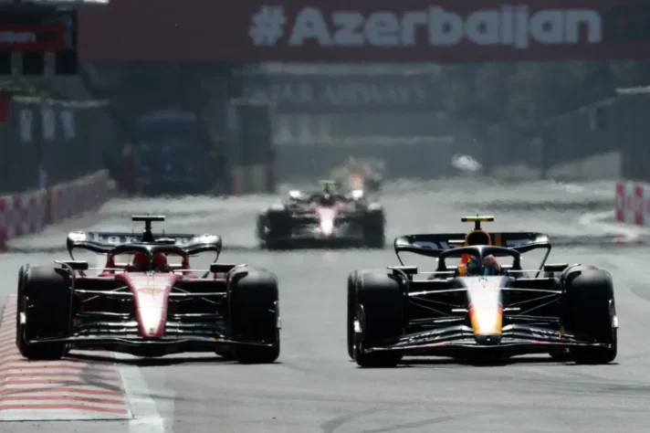 O circuito de Baku é o quarto mais longo da F1, e é conhecido por suas curvas rápidas e estreitas, além ter o maior trecho de aceleração plena de todo o torneio. Presente na Fórmula 1 desde 2017, em quase todos as edições, um piloto diferente conquistou a pole e o P1. Com apenas um corredor que ganhou duas vezes, confira todos os vencedores de Baku: