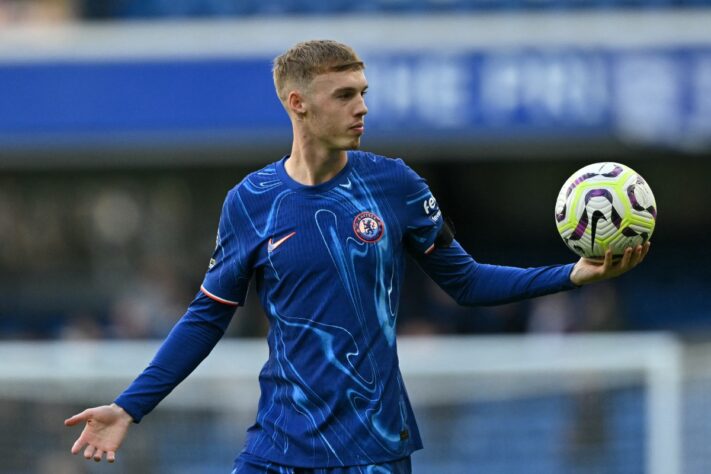  Neste sábado (28), Cole Palmer fez quatro gols apenas no primeiro tempo do duelo com o Brighton, válido pela sexta rodada da Premier League. Desta forma, ele se torna o primeiro jogador na história do campeonato a conseguir tal feito. Confira outros jogadores que marcaram mais de três gols em apenas um tempo de jogo.