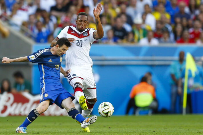 Irmãos Boateng- Kevin-Prince Boateng e Jerome Boateng nasceram na Alemanha, onde ambos defenderam a camisa da seleção europeia nas categorias de base, porém Kevin-Prince, ao se profissionalizar, decidiu mudar para a seleção de Gana, país de seus pais, por quem disputou duas copas. Jerome, por sua vez, continuou a defender a camisa alemã. 