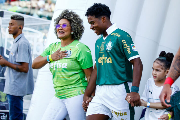 (Palmeiras) Jogador mais jovem a entrar em campo pelo Palmeiras na história - 16 anos, 2 meses e 15 dias