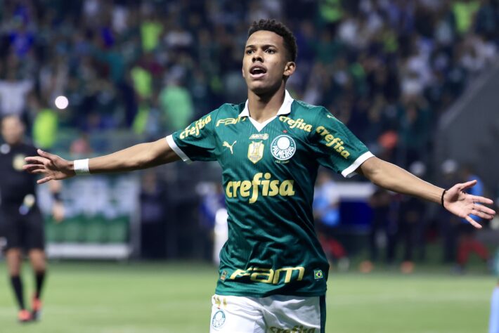 Estevão (Palmeiras), caso seja o artilheiro da temporada, será o jogador mais jovem a ser artilheiro do Brasileirão.