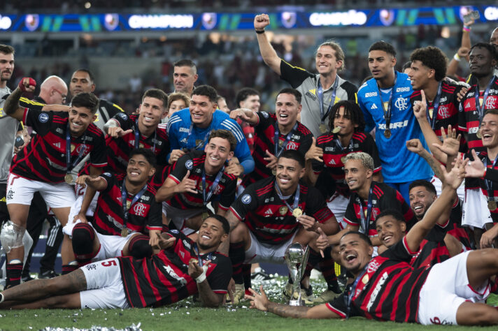 O Ninho do Urubu, do Flamengo, é a base de formação de muitos craques já consolidados no mundo da bola. A transferência desses jovens jogadores geram grande receita aos seus clubes formadores e, nos últimos dez anos, o Rubro-Negro esteve muito presente no mercado da bola, graças aos garotos do ninho. O Observatório de Futebol do Centro Internacional de Estudos de Esporte (CIES Football Observatory) realizou um estudo sobre as academias que mais geraram receitas do futebol mundial desde 2015. Confira quais são os clubes: