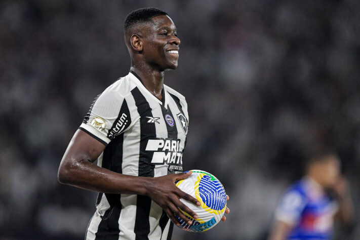 Luiz Henrique (Botafogo)- o brasileiro foi um dos únicos destaques positivos na partida contra o Paraguai, partiu para jogadas individuais pelo lado direito de campo, se expôs e deu trabalho para a defesa.