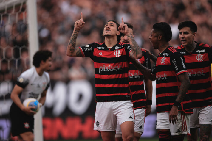 A janela de transferências do meio do ano finaliza nesta segunda (2), e o Flamengo garantiu quatro novos reforços. No entanto, na temporada o Rubro-Negro conta com ainda mais nomes de peso, considerado um dos melhores mercados do futebol brasileiro. Confira todos os jogadores que foram reforços pro clube para a temporada de 2024: