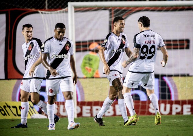 Pelas quartas de final da Copa do Brasil de 2024, o Vasco eliminou o Athletico Paranaense nos pênaltis. No jogo de ida, o clube carioca garantiu a vitória de 2 a 1, mas não teve sucesso no segundo jogo. Com o placar agregado de 3 a 3, a decisão foi para as penalidades, que teve vitória vascaína por 5 a 4. Após a classificação nesta quarta-feira do Vasco, confira os confrontos em mata-mata entre o Cruz-Maltino e o Furacão: