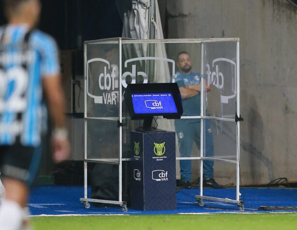 O VAR é acionado quando um lance não fica totalmente claro para a interpretação do árbitro e é necessário a revisão do acontecimento. No Brasileirão, o Palmeiras é o clube que mais se favorece com mudanças de decisão da arbitragem após a revisão; confira o ranking