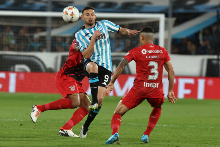 Adrian Martinez e Gabriel Girotto dispuam a bola no alto