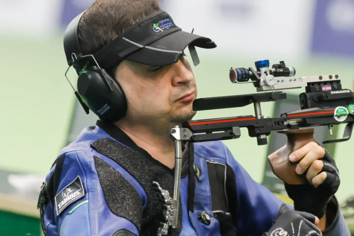 Alexandre Galgani garantiu a primeira medalha na R5 Carabina de Ar - 10m deitado - SH2, e ficou em segundo lugar do pódio em Paris 2024.