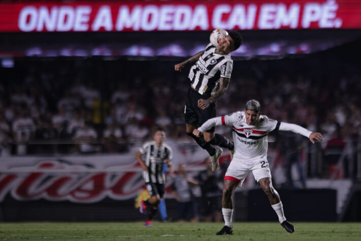 Igor Jesus vai até o segundo andar e se antecipa a Allan Franco