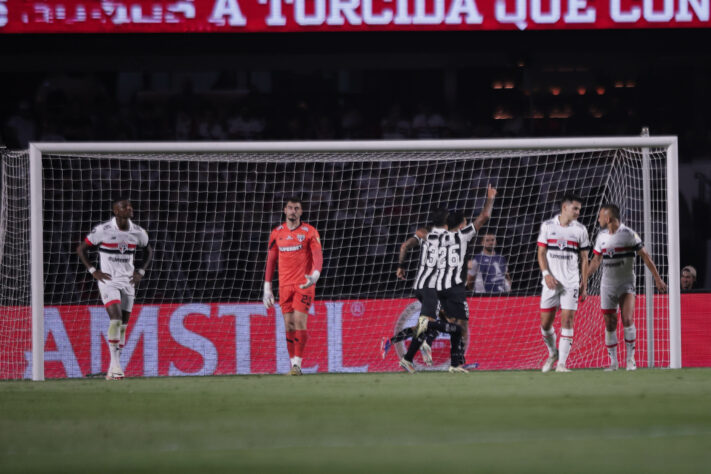 Botafogo faz o gol: Almada aproveita rebote e marca