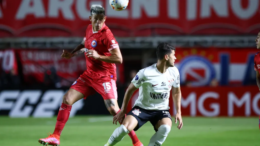 Fase de grupos (3ª rodada), Argentinos Juniors 1x0 Corinthians - 2' Gatón Verón (ARG)