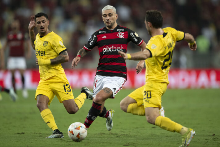 Marcado, Arrascaeta teve muitas dificuldades no Maracanã