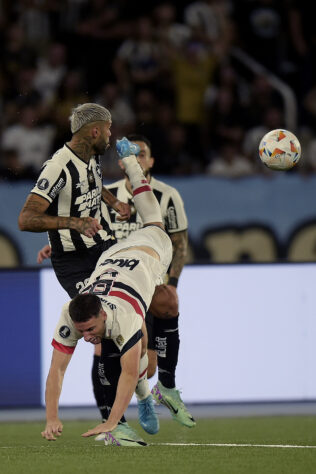 Barboza e Calleri em mais uma disputa acrobática