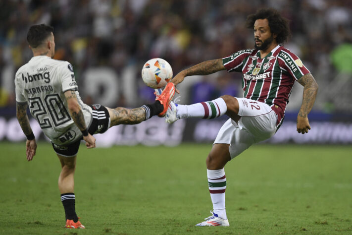 Bernard e Marcelo disputam a bola na ponta dos pés