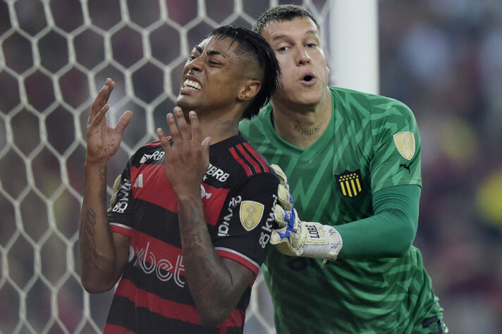 RJ - RIO DE JANEIRO - 19/09/2024 - COPA LIBERTADORES 2024, FLAMENGO X PENAROL - Bruno Henrique jogador do Flamengo lamenta durante partida contra o Penarol no estadio Maracana pelo campeonato Copa Libertadores 2024. Foto: Alexandre Loureiro/AGIF