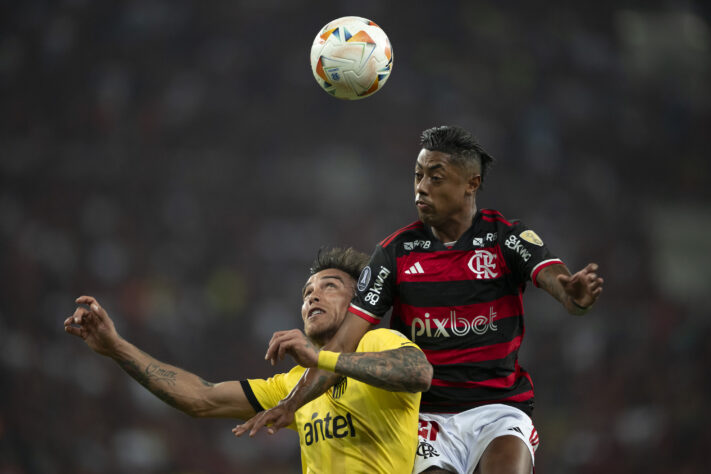 Bruno Henrique disputa a bola no alto em Flamengo x Peñarol 