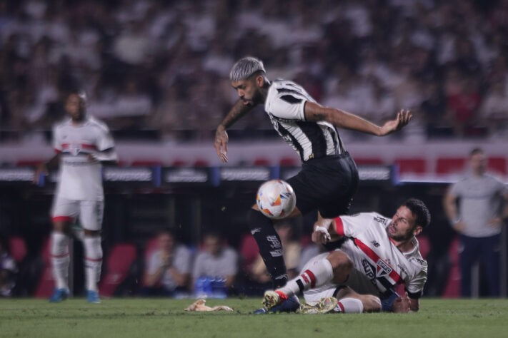 Calleri tenta roubar a bola de Alexander Barboza