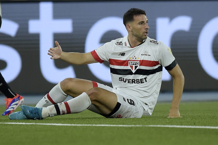 Calleri reclama de alguma jogada no clássico (Foto: Alexandre Loureiro/AGIF)