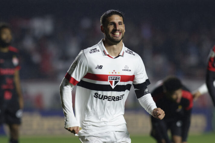 A partida entre Atlético-MG e São Paulo, pela semifinal da Copa do Brasil, marcou o atacante Calleri na história do São Paulo. O argentino chegou aos 200 jogos pelo clube paulista, sendo o sétimo estrangeiro com mais partidas pelo Soberano. Veja a lista dos gringos com mais atuações pelo Tricolor.