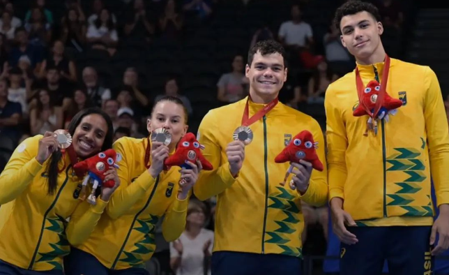 É bronze em equipe! O time brasileiro bateu o recordo americano e conquistou o bronze no revezamento 4x100m livre S14 nos jogos paralímpicos de Paris 2024.