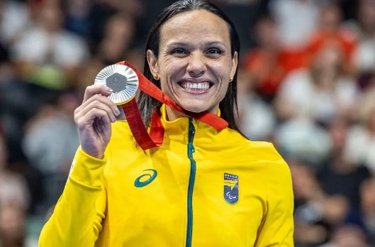 3: Carol Santiago se tornou a maior medalhista de ouro brasileira - Após a conquista de três ouros em Paris, a nadadora chega a marca de seis medalhas douradas em sua trajetória.