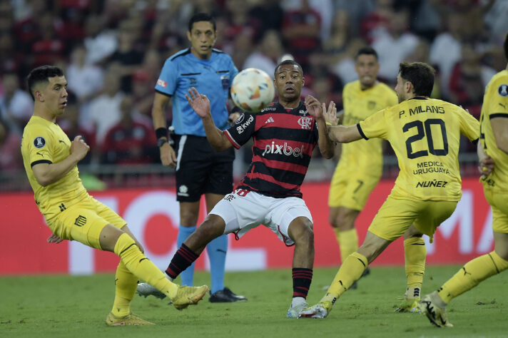 De La Cruz cercado de jogadores de amarelo