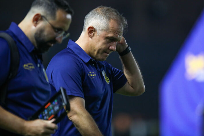 Eduardo Baptista, técnico do Novorizontino, antes da partida contra o Santos na Vila Belmiro . 