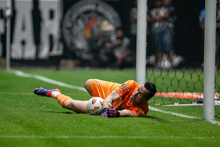 Goleiro Fábio defende a cobrança de pênalti do Atlético-MG