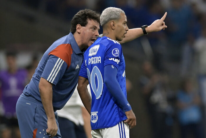 A estreia de Fernando Diniz pelo Cruzeiro em caras, bocas e orientações