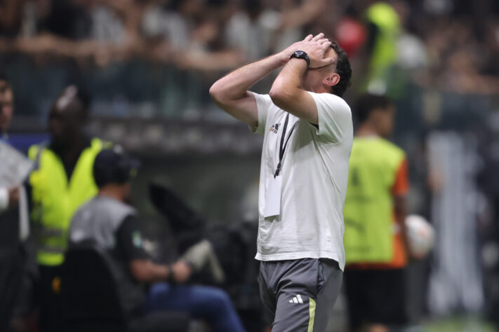 Técnico do Galo, Gabriel Milito, se desespera com as chances desperdiçadas