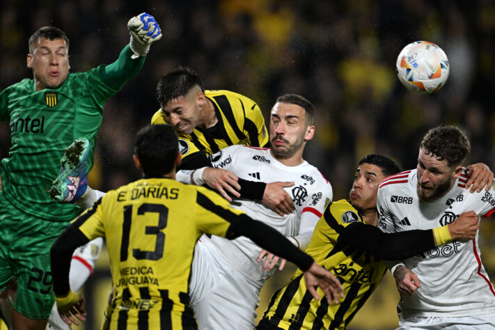 Goleiro Aguerre se enfiltra no meio da área e afasta o perigo