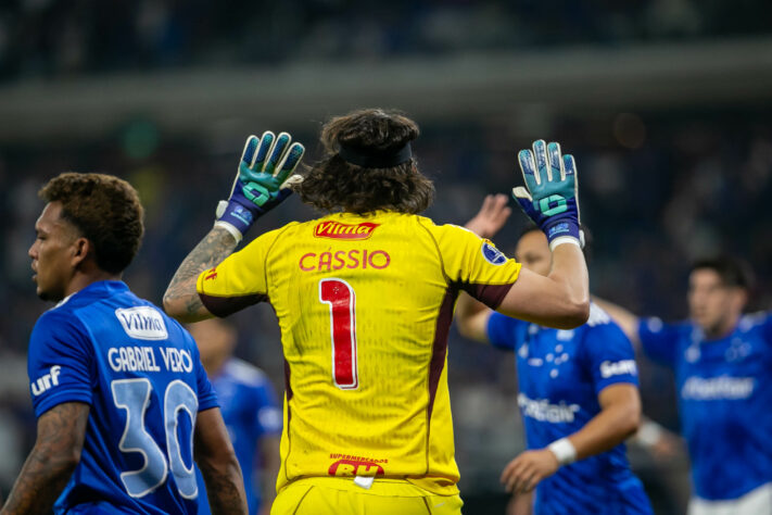 Goleiro Cássio comemora após o gol cruzeirense