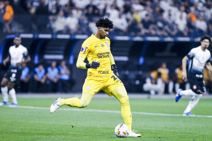 Goleiro Hugo Souza sai jogando na área