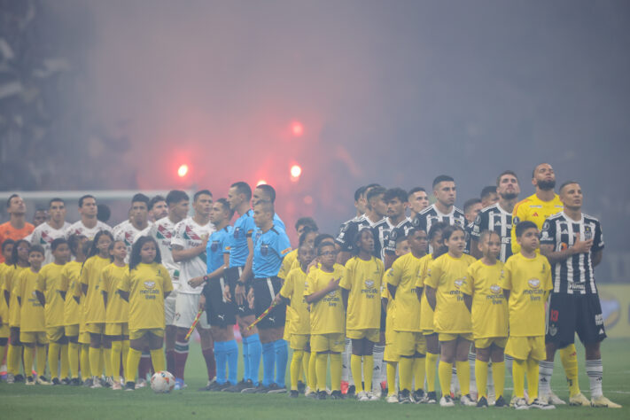 Jogadores de Atletico-e Fluminense perfilados antes do jogo