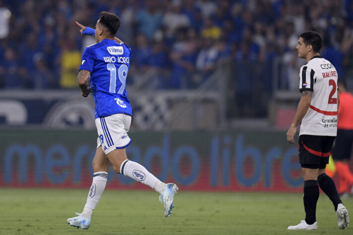 Kaio marca e comemora o gol em Cruzeiro