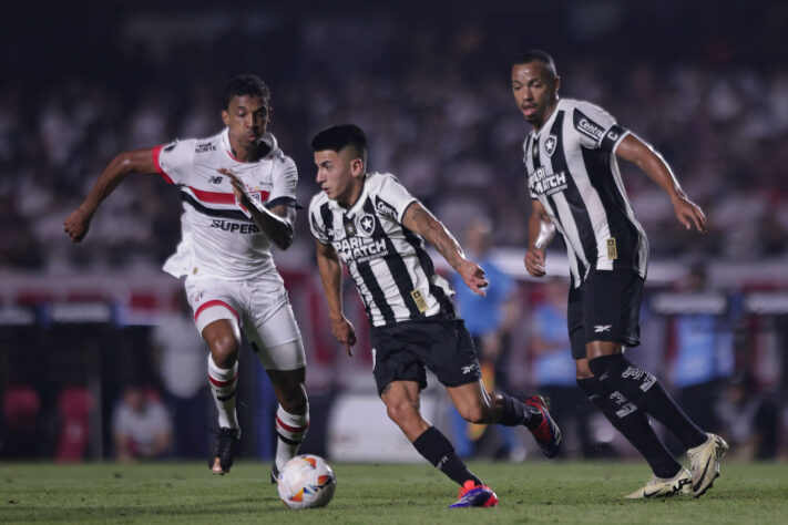 O Botafogo eliminou o São Paulo nas quartas de final da Libertadores e a web não perdoou.