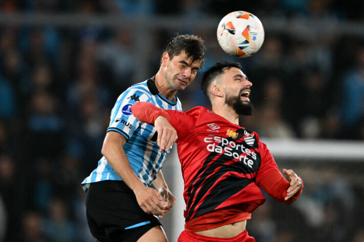 Marco Di Cesare e Gonzalo Mastriani tentam alcançar a bola