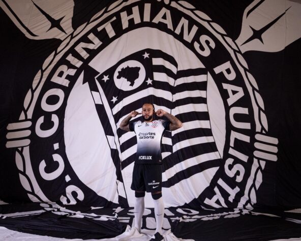 Depois, Memphis Depay posou com a bandeira do Corinthians de fundo