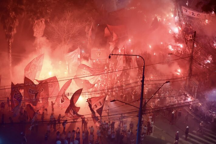 Onibus do São Paulo é recebido no Morumbis com muita festa da torcida