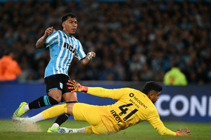 E Roger Martinez faz o terceiro gol do time argentino