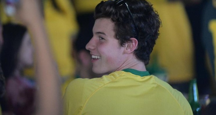 Shawn Mendes - Em 2018, o cantor foi flagrado assistindo a um jogo do Brasil com a camisa da seleção brasileira em Goiânia. O canadense está escalado para se apresentar, no domingo (22), no Palco Mundo.