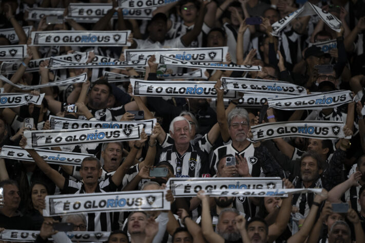 Torcedores levam faixas homenageando o Rio com a inscrição 'É o GloRIOus'