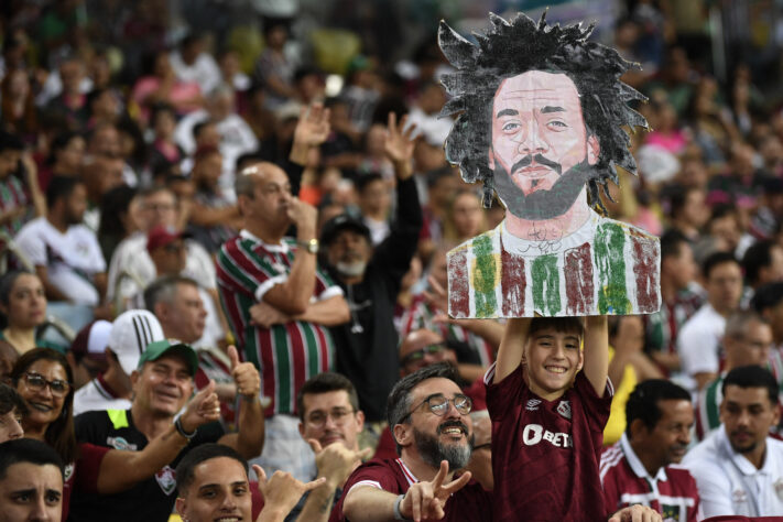 Torcida do Fluminense leva um castaz com a efígie do ídolo Marcelo