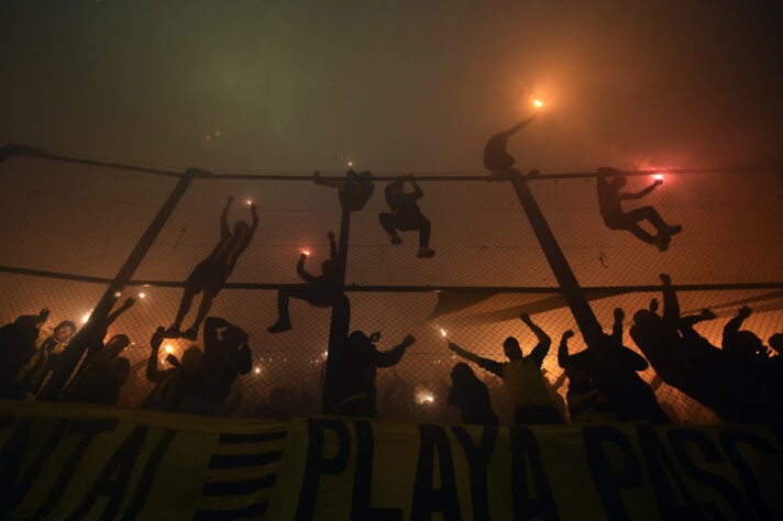 A festa da torcida do Peñarol teve muitos sinalizadores e fumaça 