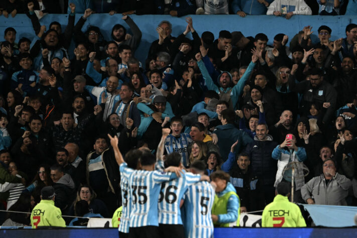 Torcida faz a festa com a classificação do Racing