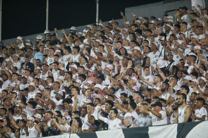 Torcida do Santos comemora o gol de empate