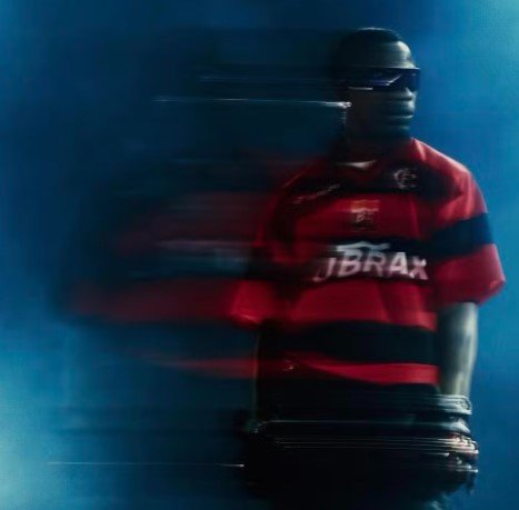 Travis Scott - Durante sua turnê no Brasil, o cantor se apresentou com uma camisa do Flamengo