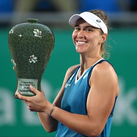 Antes de conquistar o título do WTA 500 de Seul no último domingo (23), a tenista brasileira ocupava a posição 17° no ranking mundial, com a vitória, Bia Haddad avança sete posições e fica entre as Top 10 melhores tenistas do mundo. Bia igualou a marca de outras duas lendas do tênis brasileiro, Guga e Maria Esther Bueno, ao ter conseguido chegar na 3ª rodada de todos os Grand Slams; confira outras conquistas da jogadora